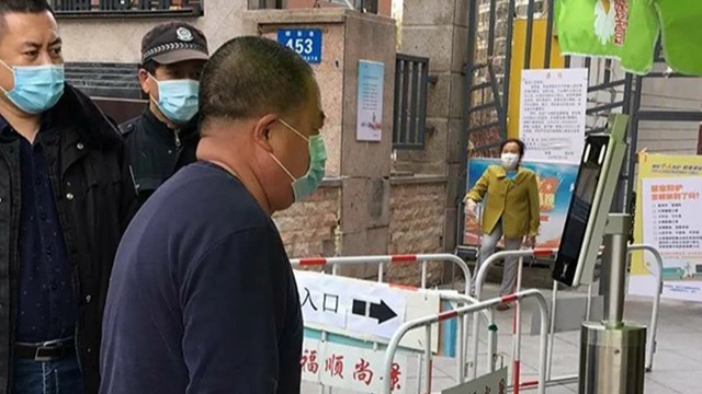 立式人臉識(shí)別測(cè)溫一體機(jī)助力該小區(qū)疫情防控
