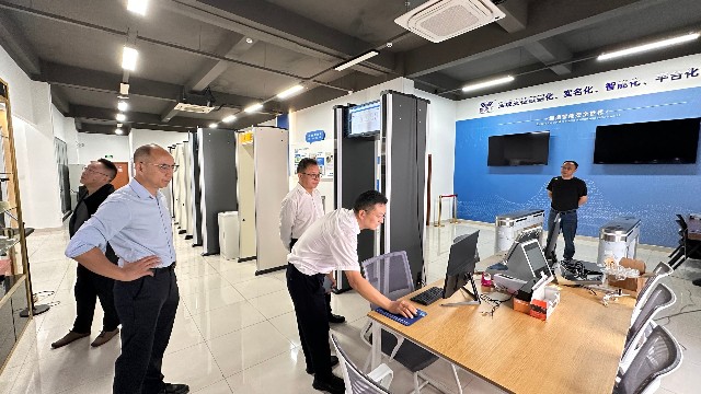 湖北崇陽領(lǐng)導(dǎo)蒞臨昆山三迅考察指導(dǎo)，智能安檢科技守護(hù)校園純凈環(huán)境