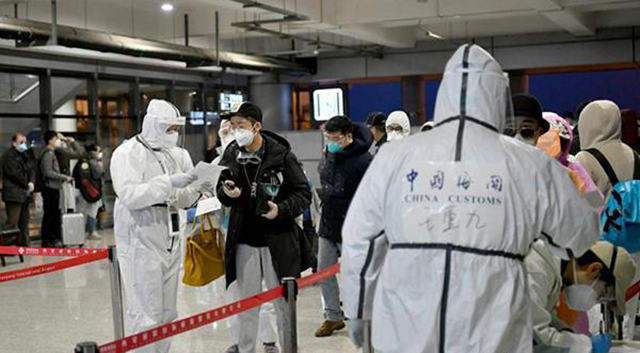 采用防疫紅外線測溫儀從嚴施防，把好境外疫情輸入防控首道關