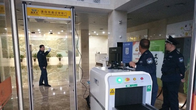 帶戰(zhàn)友送的"紀(jì)念品"過(guò)法院安檢門,為何被拘留?