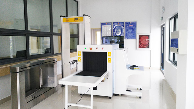 安檢門廠家告訴你工廠為什么要安裝安檢門？