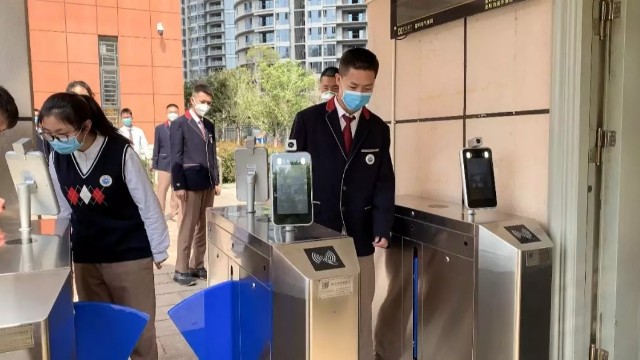 AI人臉識(shí)別測(cè)溫一體機(jī)