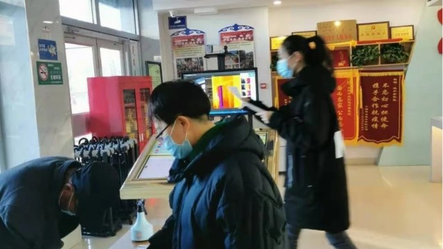 呼和浩特達爾登社區(qū)安裝紅外線自動測溫儀加強疫情防控力度