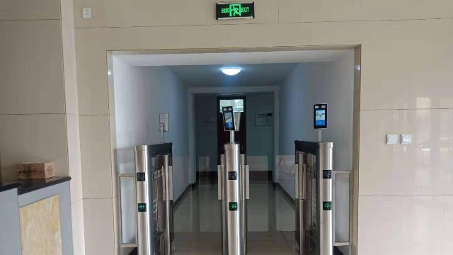 人臉識(shí)別測(cè)溫門禁