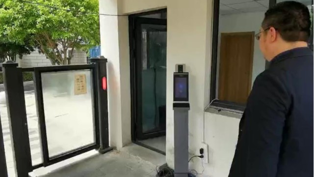 紅外測溫人臉識(shí)別門禁一體機(jī)